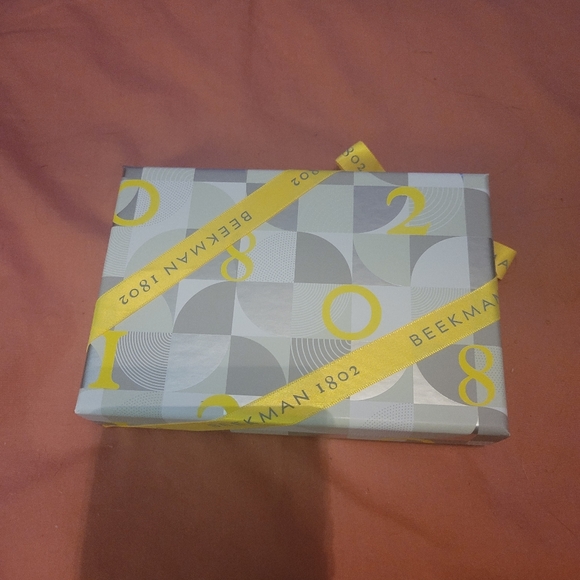 BEEKMAN 1802 - 4 GOAT MILK SOAP VARIETY PACK W/ BOW - Picture 2 of 2